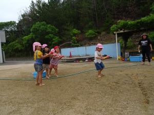 水鉄砲で遊んでいるところ