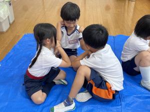 幼小交流会でふれあいあそびをしているところ