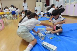 幼小交流で水鉄砲を作っているところ
