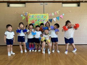 誕生児と友達と一緒に撮っている写真