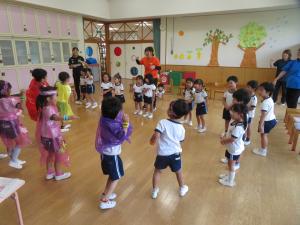 みんなでダンスを踊る様子