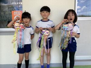 子どもが作った織姫と彦星を持っている写真