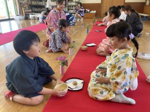 友達に思いやりの心を込めて点てたお茶を渡している写真