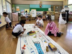 矢野小学校のお友達と一緒に遊んでいる写真