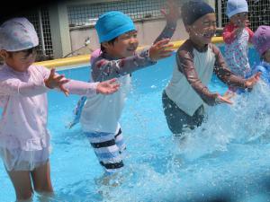 水のかけ合いをしている様子