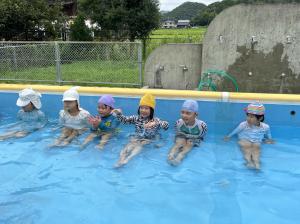 プールに入っている写真