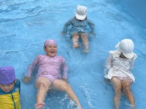ラッコになって水の中を泳ぐ写真