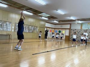 リズムジャンプを教えてもらっているところ