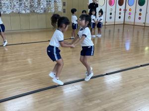 2人組でリズムジャンプをしているところ