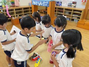 手作りのロケットを飛ばして遊んでいるところ