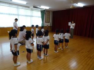 終業式で園長先生の話を聞いているところ