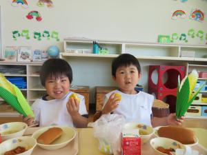 給食でトウモロコシを食べている様子