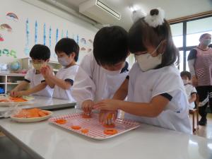 ４歳児が人参の型抜きをしている様子