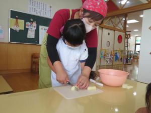 ５歳児がじゃがいもを切っている様子