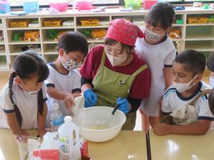 ５歳児がナンの材料を混ぜている様子