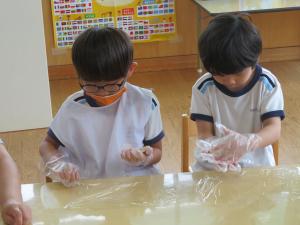 ナンの生地を伸ばしている様子
