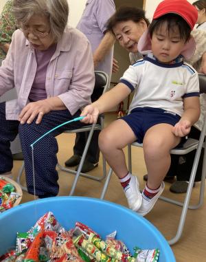 おばあちゃんに応援されながら頑張る写真