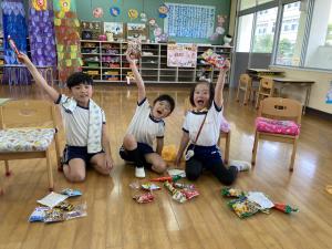 お菓子をもらって嬉しそうな子どもの写真