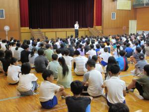 終業式をしている様子