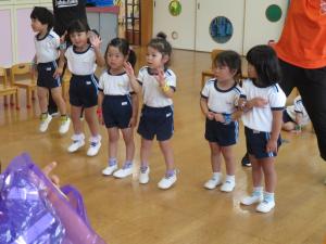 ５歳児のダンスを真似して踊る３歳児