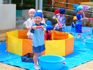 3歳児が水鉄砲をしている写真