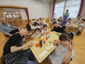 カレーを食べている写真