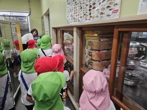 給食室を見学している写真