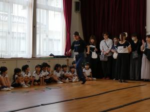 サーキットにお母さんが挑戦している写真