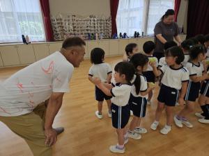 ボールが痛くないことを確認している写真