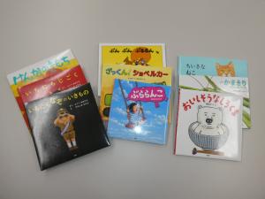 寄贈していただいた絵本の写真