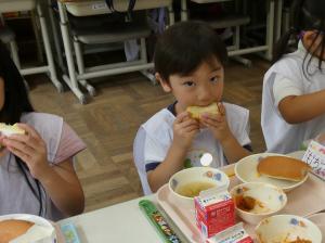給食を食べている写真