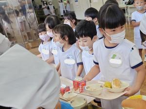 給食の配膳をしている写真