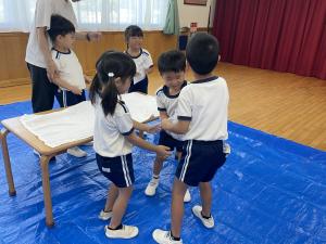 シャーベットになるように協力して振っているところ