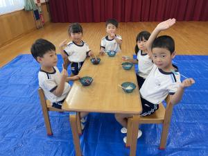 みんなでシャーベットを食べているところ