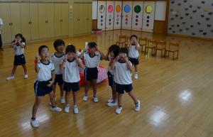 お祝いのダンスでポーズを決めているところ