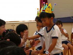 誕生日の人がタッチをして入場している写真