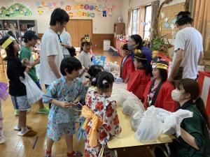 5歳児がお店屋さんをしている写真