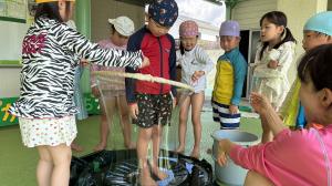 大きなシャボン玉の中に子どもが入っている写真