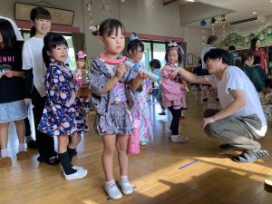 的当てを楽しむ子どもの写真