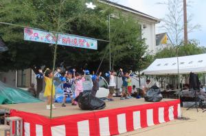 納涼祭で歌をうたったりダンスを踊っているところ