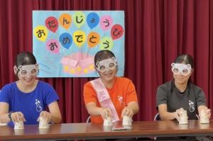 職員が紙コップ演奏をしているところ