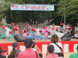 お祭りでダンスを踊っているところ