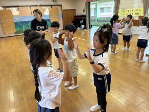 矢野小学校の1年生とペアになってリズムジャンプをしている写真