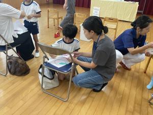 胎盤や胎児を実際に製作しているところ