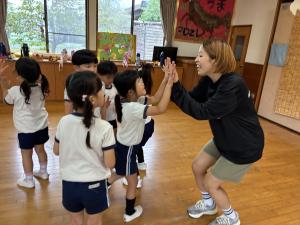 かっこよく踊れて先生とハイタッチしている写真