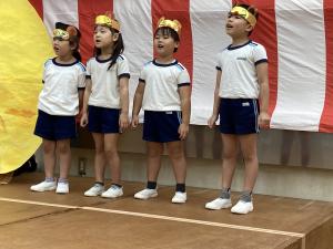 たぬきに変身して元気いっぱいに歌っている写真