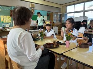 おばあちゃんが点てたお茶を飲む子どもの写真