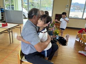 おじいちゃんとハグをしている写真