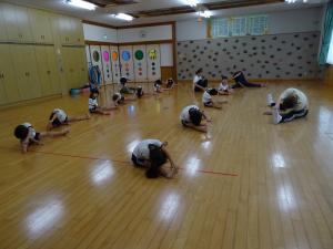 柔軟体操をしているところ