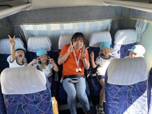 バスの乗って姫路水族館へ行っているところ
